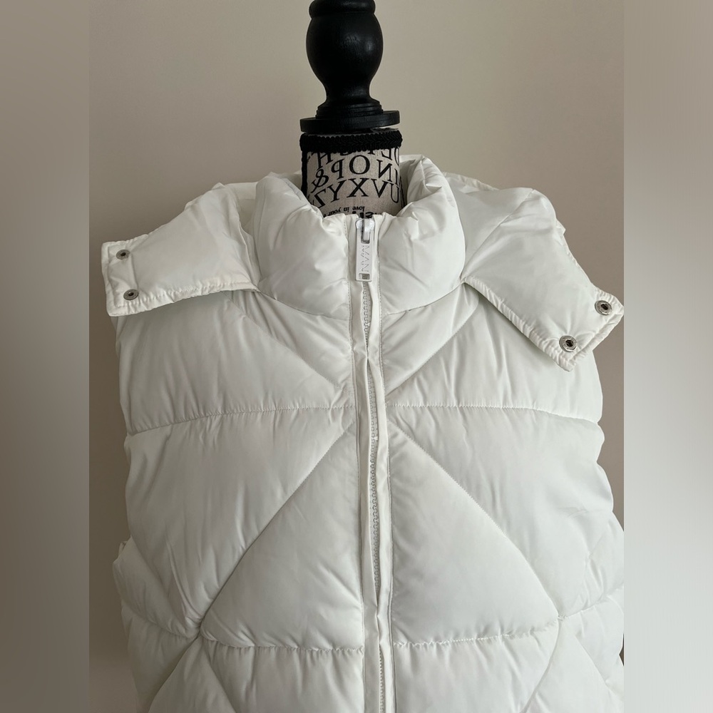 BoohooMAN’s White Puffer Vest with Hood — Men’s Size Medium